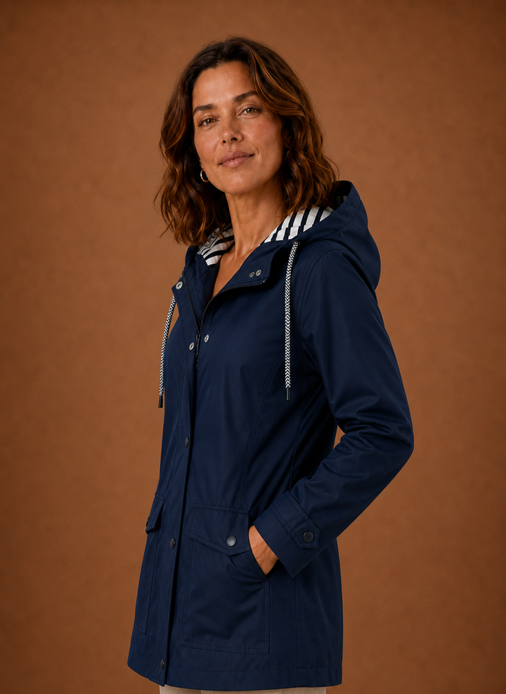 Kapuzen-Trenchcoat für Damen. Eleganter, moderner Mantel für Herbst & Winter.