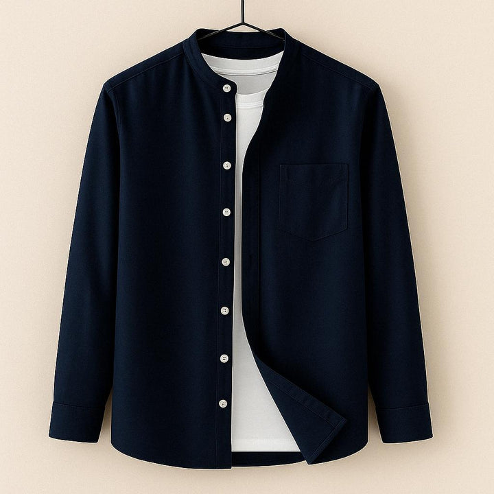 Gesamtaufnahme eines modernen, leichten Herrenhemdes. Eleganter Schnitt, ideal für Sommer Business Casual und Freizeit.
