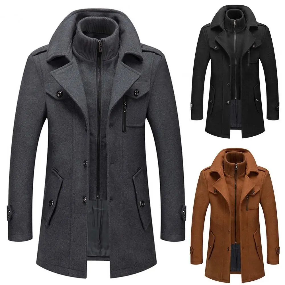 Stylischer Herren-Wintermantel mit hohem Kragen, zweiteilig, in urbaner Umgebung. Warmer Freizeitmantel.