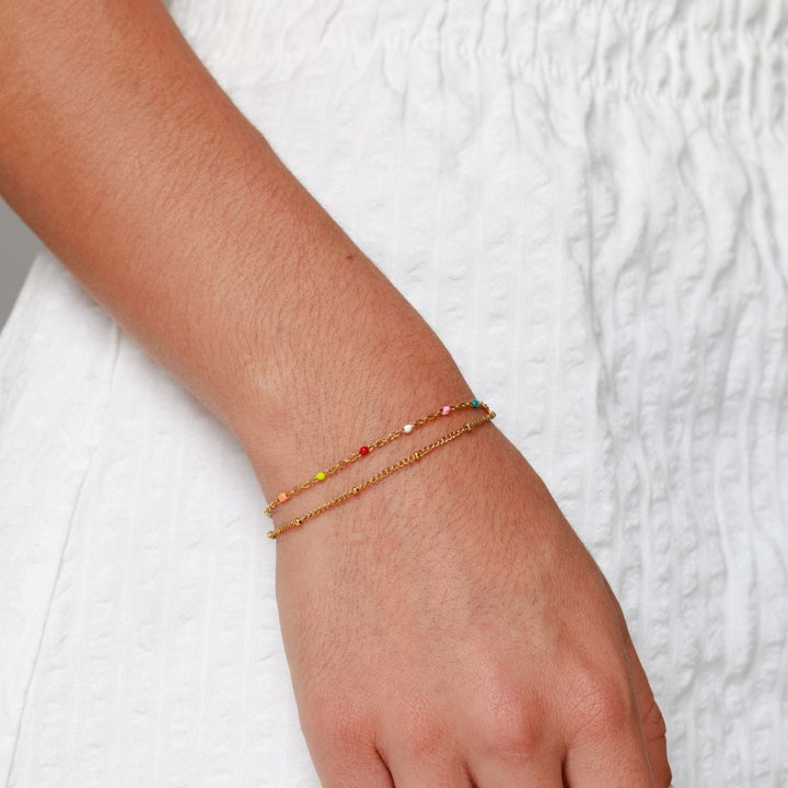 Damen Armband aus buntem, wasserfestem Gold-Edelstahl, hypoallergen und modern. Perfekter Alltagsschmuck.