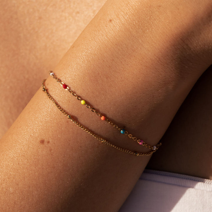 Elegantes, buntes Damen Armband aus robustem Gold-Edelstahl, wasserfest & hypoallergen. Alltagstauglicher Schmuck.