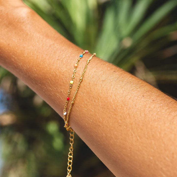 Modernes, buntes Damenarmband aus Gold-Edelstahl. Wasserfest & hypoallergen, ideal für jeden Tag. Stylisches Accessoire.