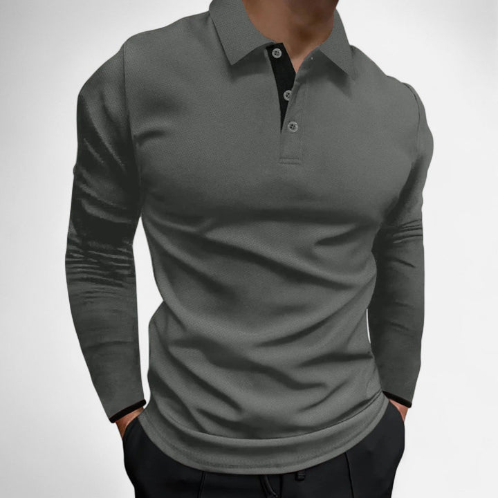 Nahaufnahme: Herren Poloshirt Langarm mit feinen Kontrastdetails an Kragen und Knopfleiste für eleganten Stil.