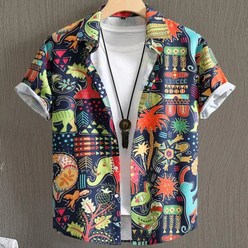 Sommerliches Herrenhemd mit lebhaftem Boho-Muster, ideal für Strand.