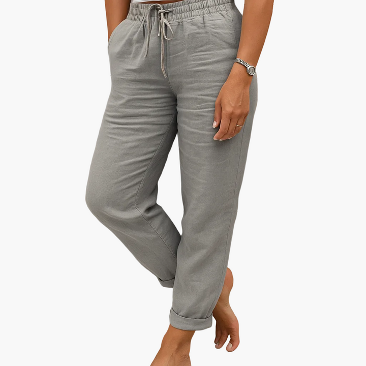 Stilvolle Damen Freizeithose mit Kordelzug im Casual-Look, getragen von einem Model für Alltag oder Urlaub.
