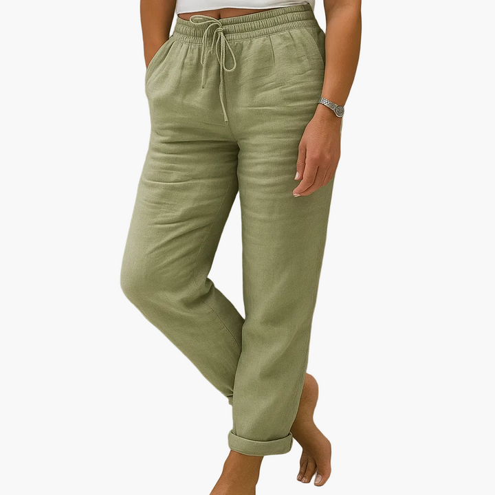 Detailansicht des elastischen Bundes mit praktischem Kordelzug an der lässigen Damen Freizeithose.