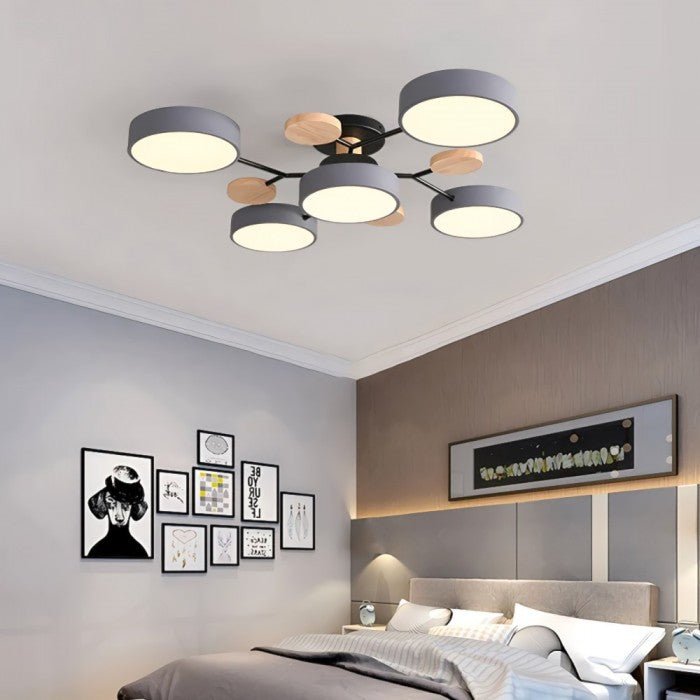 Ambientebeleuchtung: skandinavische LED-Deckenleuchte, warmweißes Licht, modernes Design, Wohnzimmer.