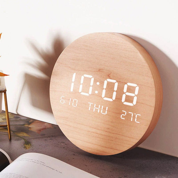 Minimalistische digitale Wanduhr im skandinavischen Stil, weiß, ideal für moderne Wohndekoration und Büro.