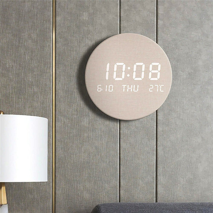 Moderne, digitale Wanduhr für Büro oder Zuhause, batteriebetrieben, im klaren skandinavischen Minimalismus-Stil.