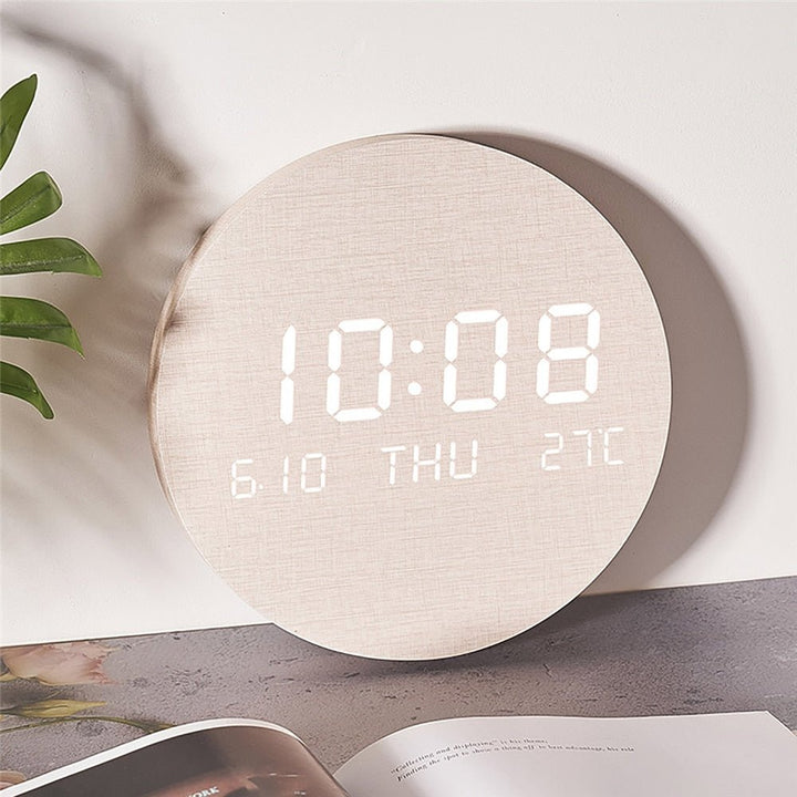 Elegante, weiße digitale Wanduhr in minimalistischem Design, perfekt für skandinavische Einrichtung im Wohnzimmer.