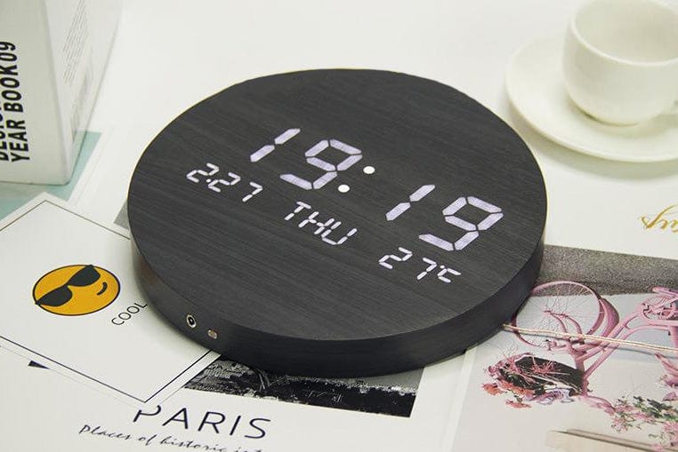 Skandinavische digitale Wanduhr aus Holz, batteriebetrieben, minimalistisch, als moderner Zeitmesser für Zuhause.