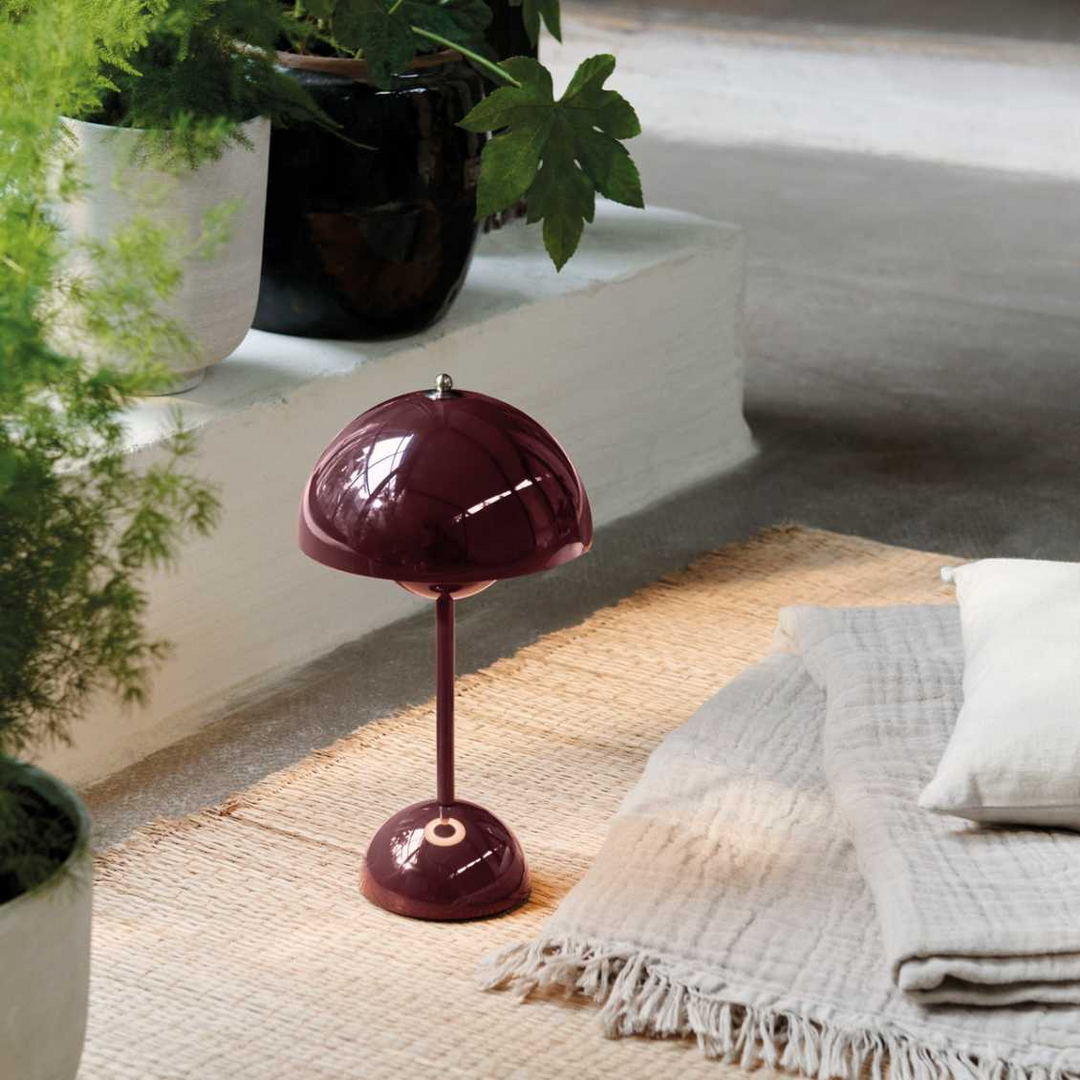Flexible dimmbare LED Tischlampe, kabellos, modern, als stimmungsvolles Dekorationslicht.