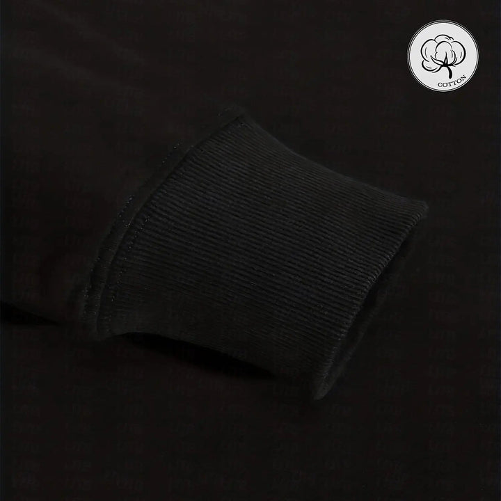 Herren Pullover schwarz mit Kapuze, Reißverschluss und Reverskragen. Moderner Stil für Freizeit & Sport.