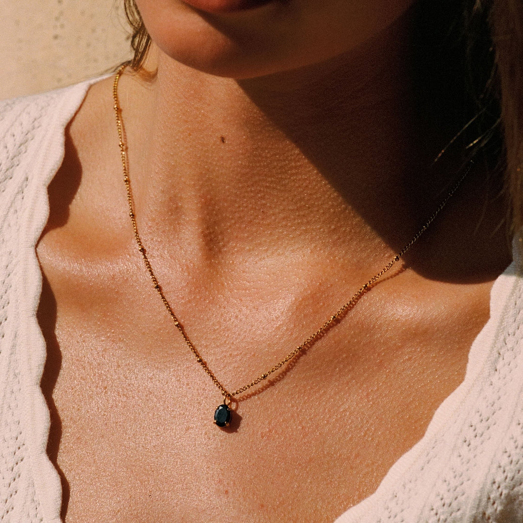 Stylische Goldhalskette für Damen mit minimalistischem Design und edlem schwarzem CZ-Anhänger, robust & elegant.