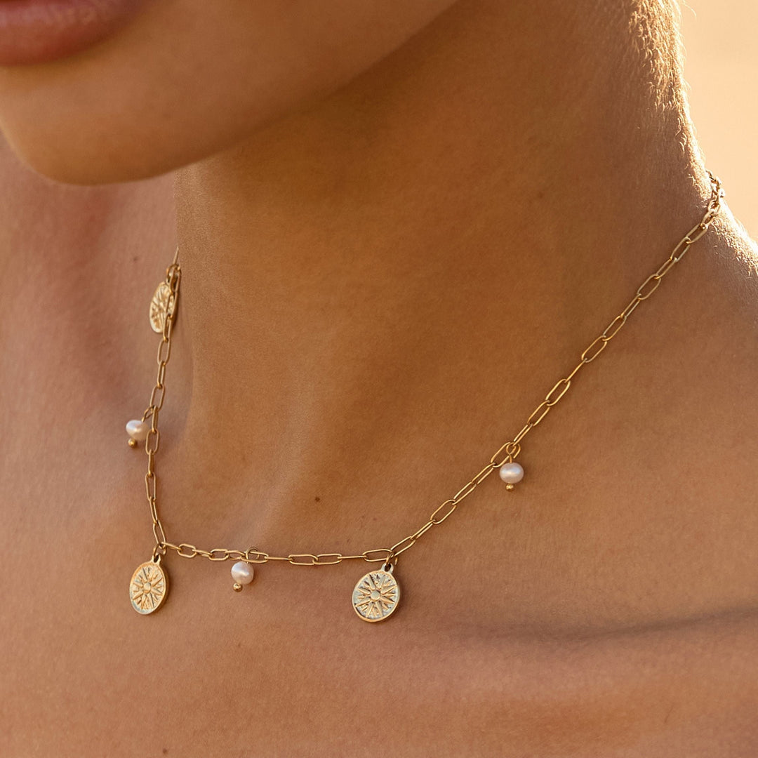Damen Perlen Choker aus Gold mit echten Süßwasserperlen und elegantem Sonnenanhänger.
