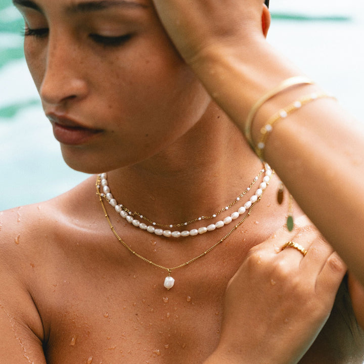 Model trägt elegante Damen Süßwasserperlen Choker Gold, wasserfest & hypoallergen.