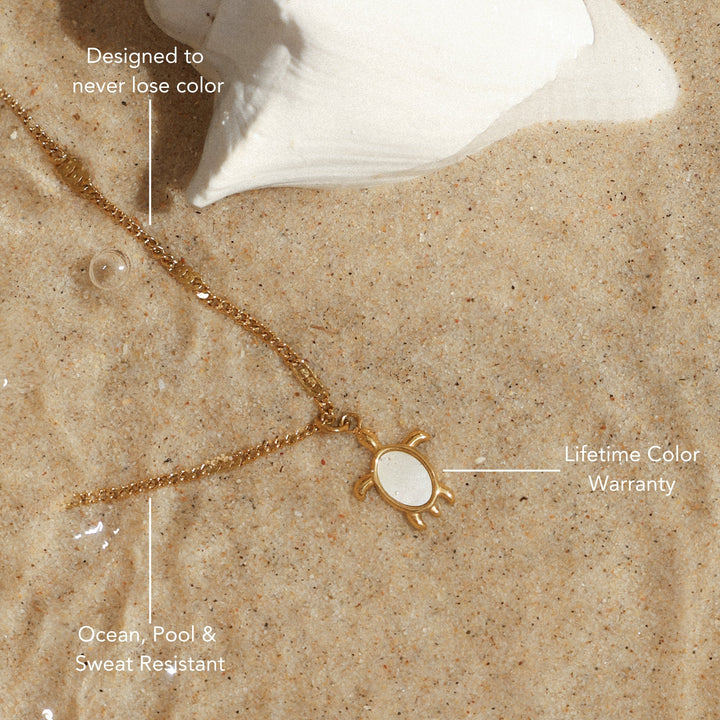 Hochwertige goldfarbene Damen Halskette mit detaillierten Schildkröten & Perlmutt-Intarsien, maritim & chic.