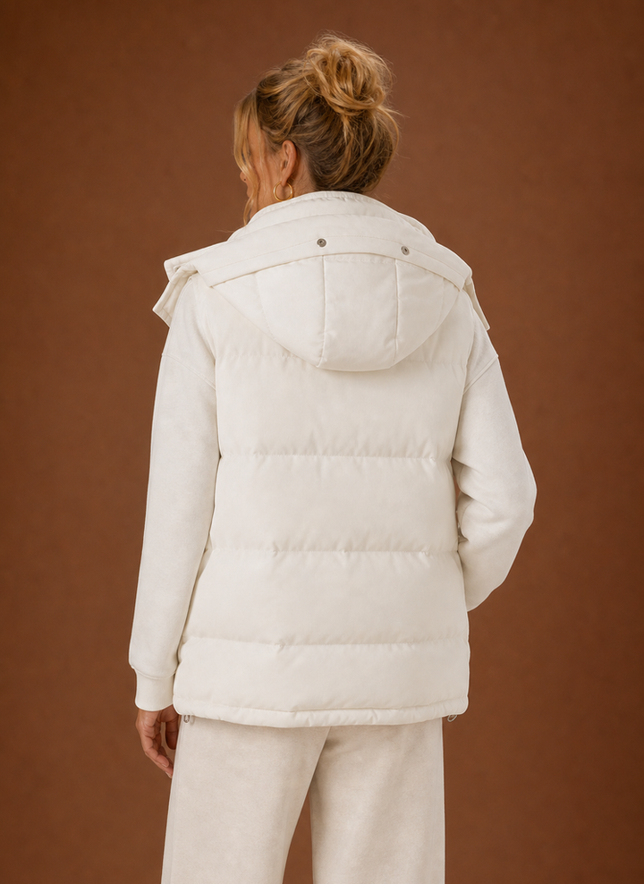 Komfortable cremeweiße Oversized Damen Steppweste mit Kapuze. Ideal für lässige Herbst-Layering-Looks.