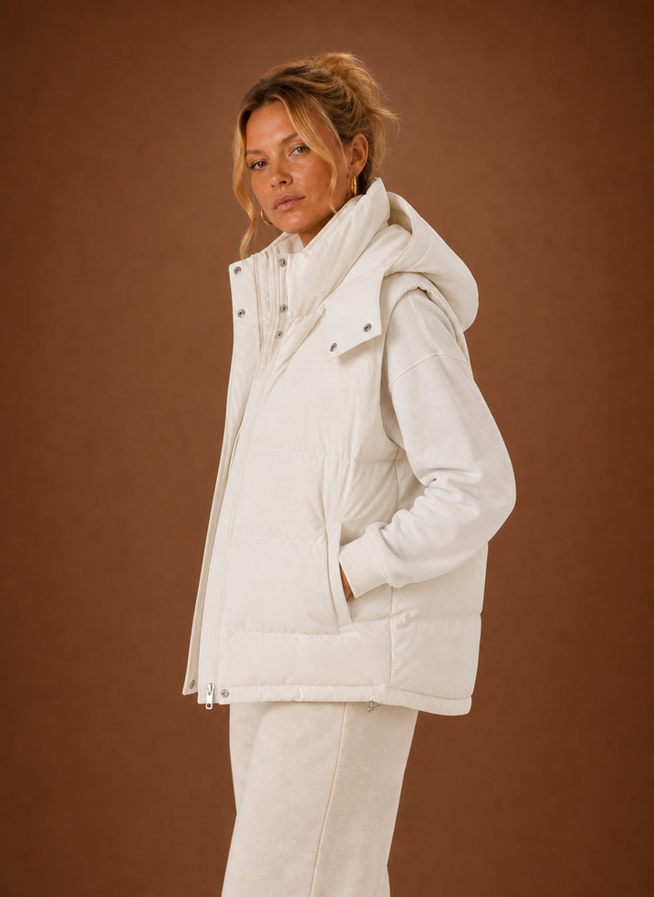 Trendige schwarze wattierte Damen Kapuzenweste. Perfekte ärmellose Übergangsjacke für Casual-Outfits.