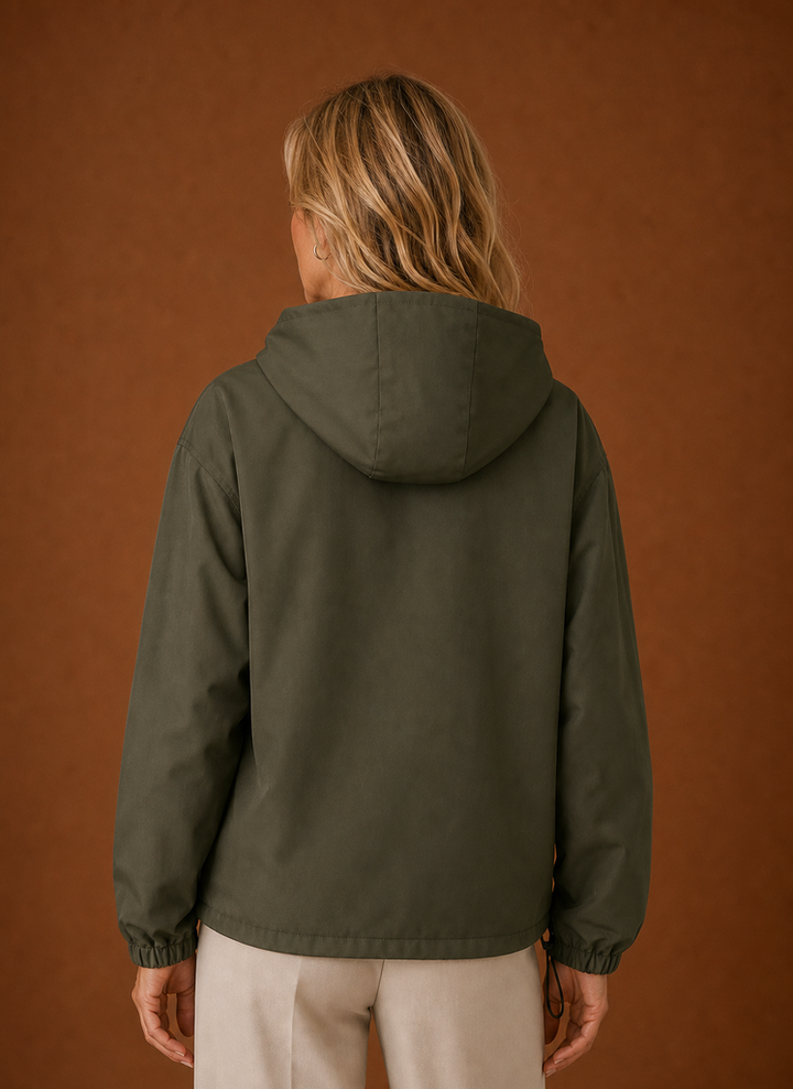 Frau trägt leichte schwarze Damen Windjacke mit Kapuze, stylisch und funktional.