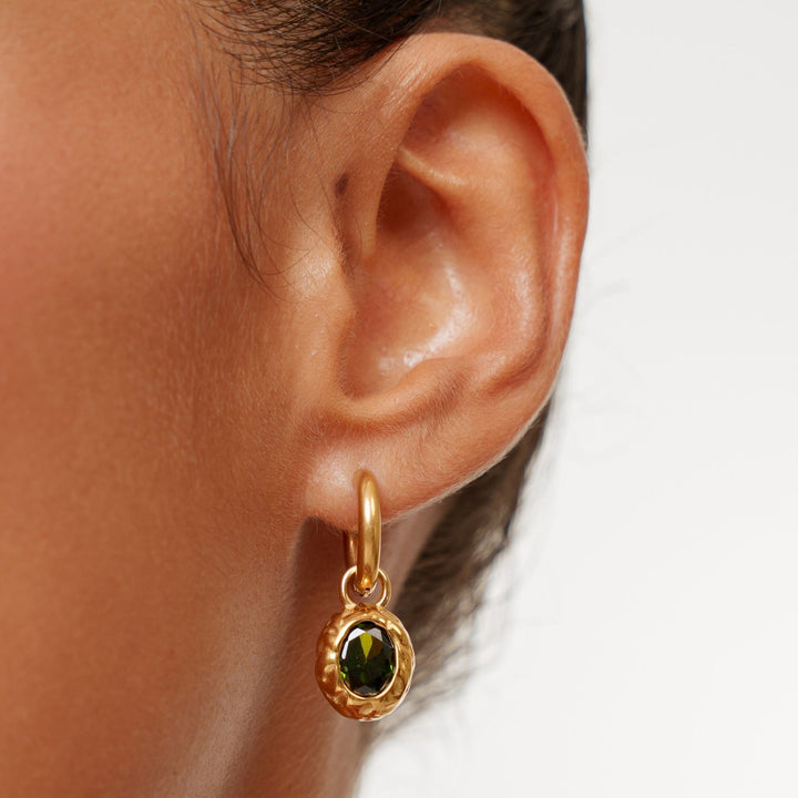 Exquisite goldene Creolen mit grünem Zirkon, perfekt als hypoallergener Alltagsschmuck für Damen.