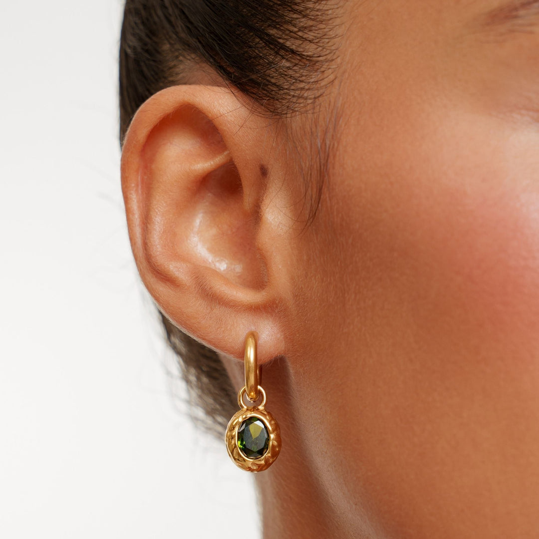 Elegante goldene Damen Creolen mit funkelndem grünem Zirkon. Wasserfest & hypoallergen.