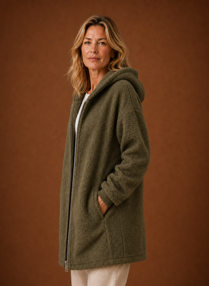 Stylische Damen Kuschelkapuzenjacke, lang & warm, für gemütliche Wintertage.