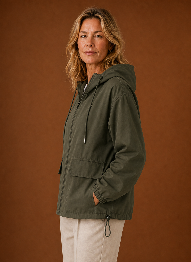 Nahaufnahme der Kapuze und des Kragens der leichten Damen Windjacke, schwarz.