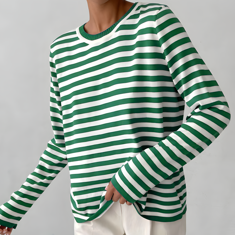 Nahaufnahme des weichen Strickmaterials dieses modernen Damen Langarm Pullovers.