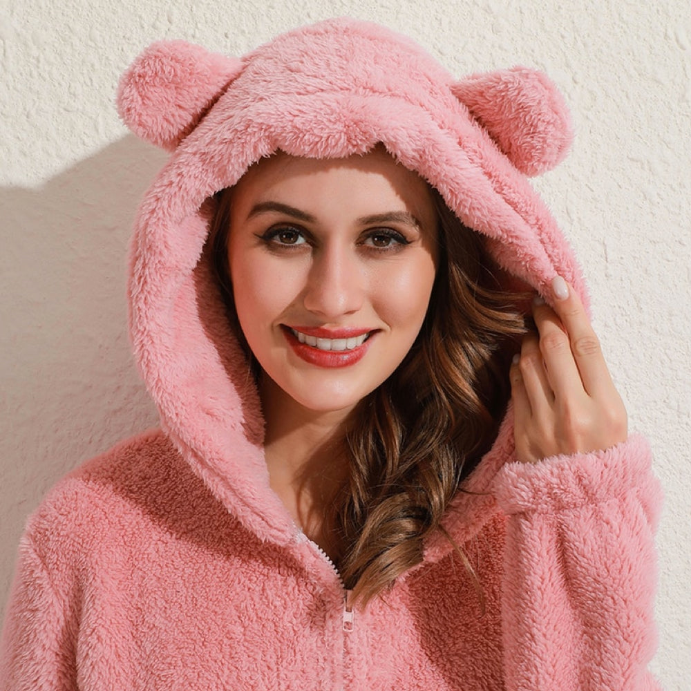 Unisex Kuschel-Overall mit Bärenohren für Erwachsene, gemütlicher brauner Onesie als Hausanzug.