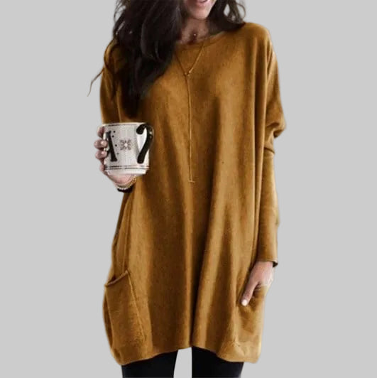 Detailansicht: Eleganter Rundhalsausschnitt am komfortablen Damen Langpullover. Hochwertige Herbstmode.