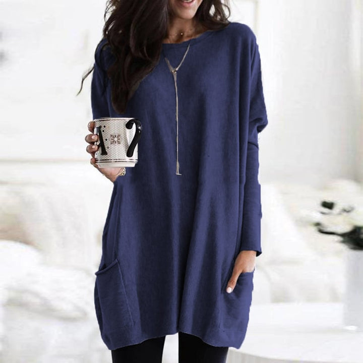 Damen Langpullover locker kombiniert für den Alltag. Komfortable Herbstmode mit elegantem Rundhals-Design.
