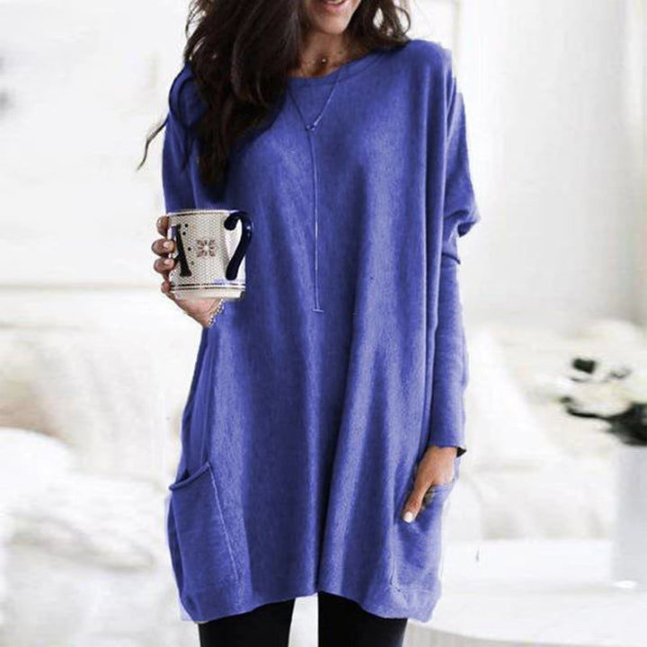 Damen Langpullover elegant getragen, vielseitig kombinierbar. Langer Schnitt & Rundhals für moderne Herbstmode.