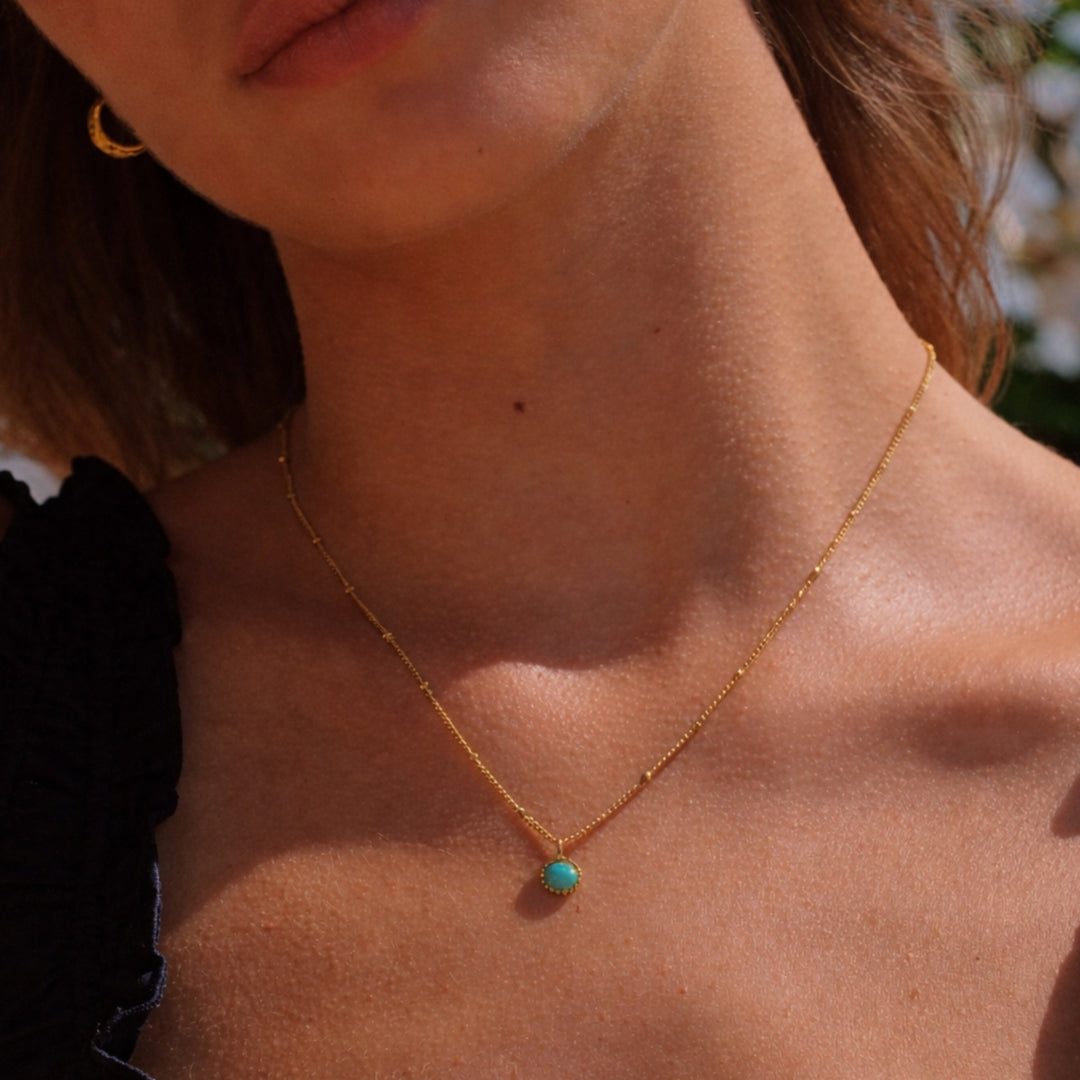Wasserfeste goldene Opal-Halskette aus hypoallergenem Edelstahl für Damen, langlebiger und stilvoller Schmuck.