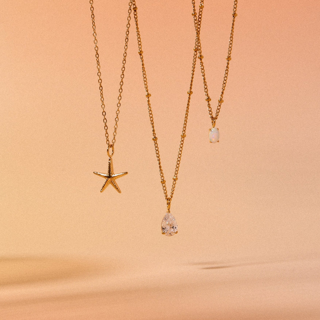 Zeitlose Gold-Damenhalskette mit echtem Opal-Anhänger, hypoallergen und wasserfest, elegant.