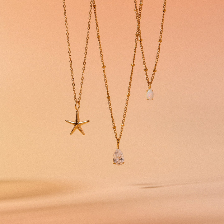 Zeitlose Gold-Damenhalskette mit echtem Opal-Anhänger, hypoallergen und wasserfest, elegant.