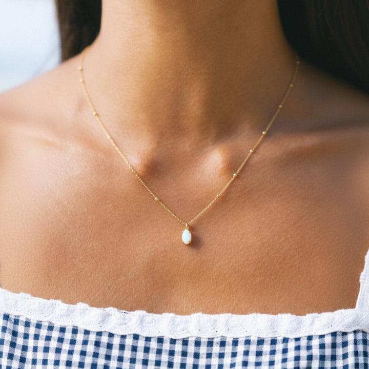 Robuste wasserfeste Goldhalskette mit echtem Opal für Damen, perfekt für den Alltag und Sport.