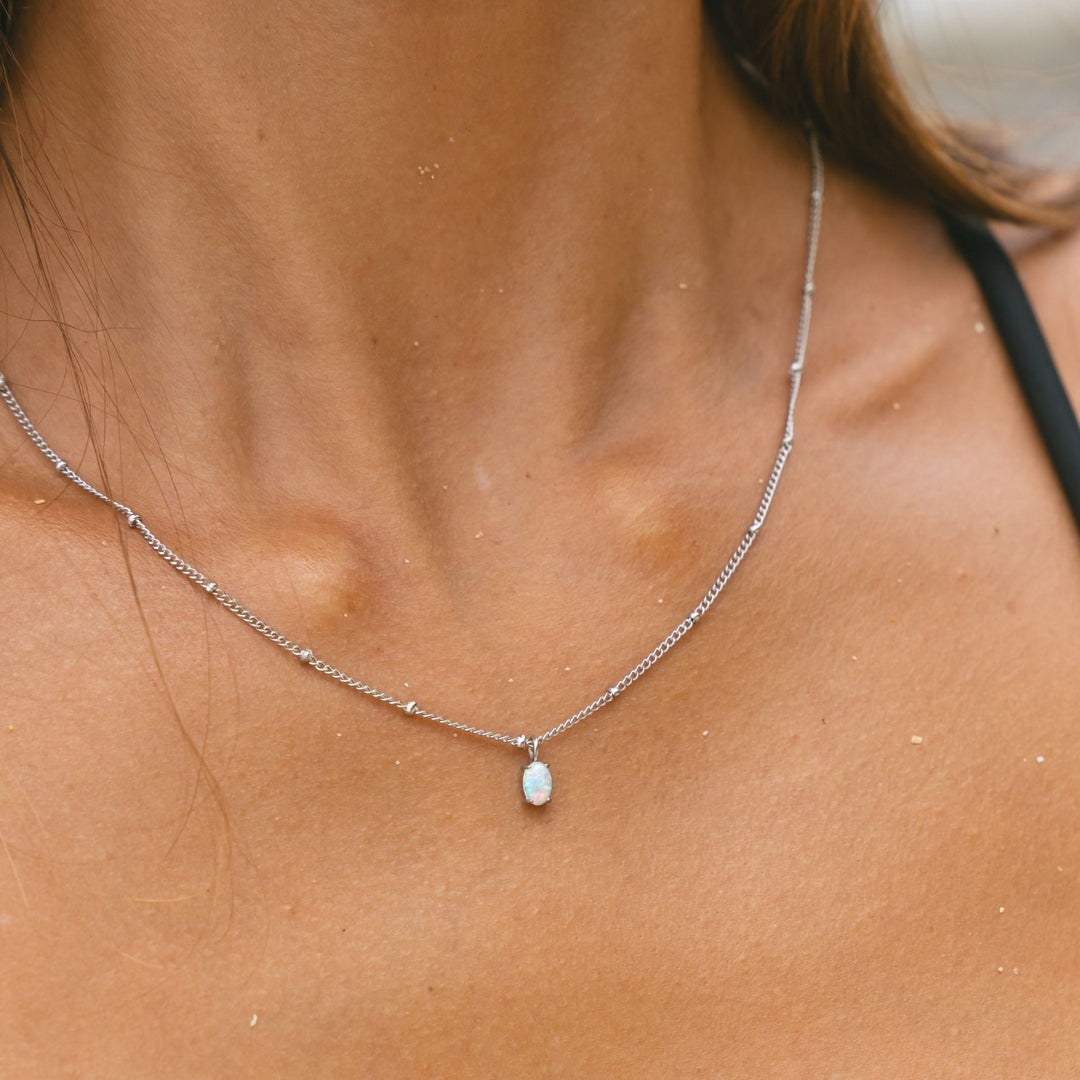 Ganze Ansicht der zierlichen Gold-Damenkette mit echtem Opal-Anhänger, wasserfest & hypoallergen.