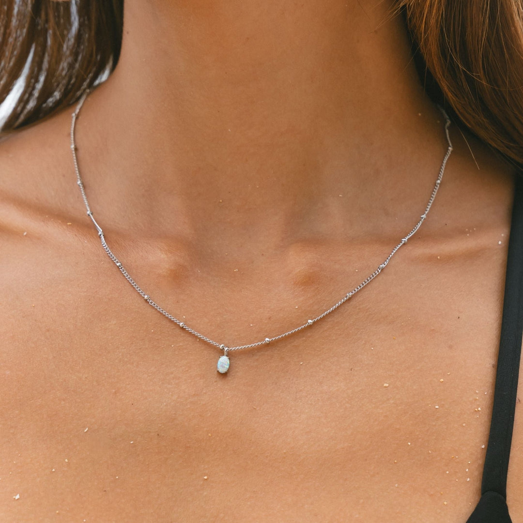 Elegante Damenkette aus Gold mit echtem Opal, wasserfest und hypoallergen, am Hals getragen.