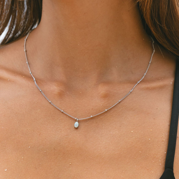 Elegante Damenkette aus Gold mit echtem Opal, wasserfest und hypoallergen, am Hals getragen.