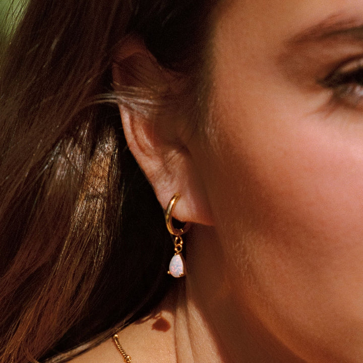 Perfekte Geschenkidee: Elegante Damen Ohrringe, goldene Creolen mit schillerndem Opal-Anhänger, wasserdicht.