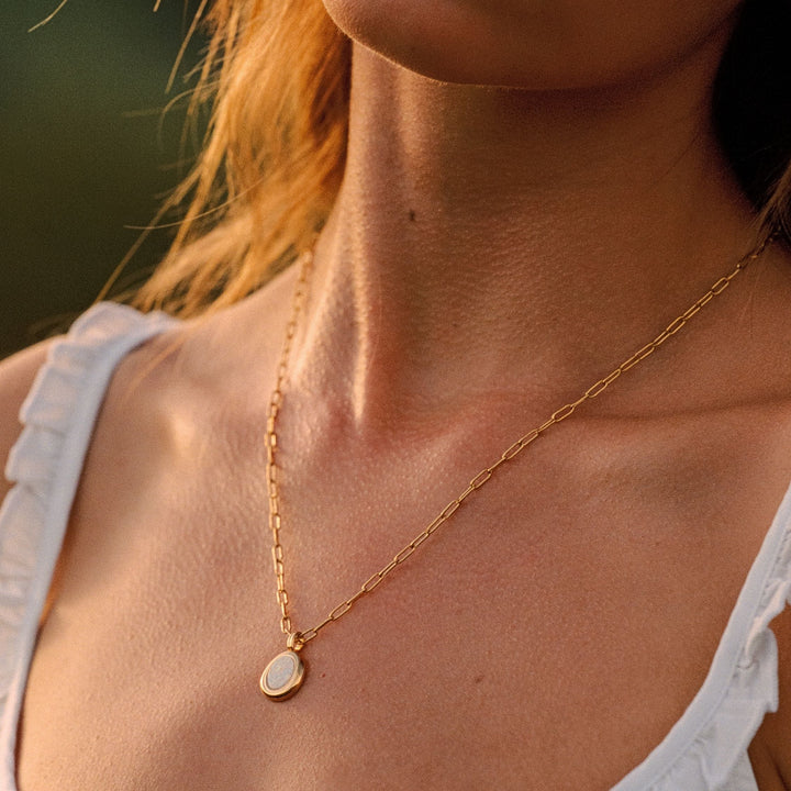 Hypoallergene Gold-Halskette mit Paperclip-Gliedern und einzigartigem Opal-Anhänger für Damen.