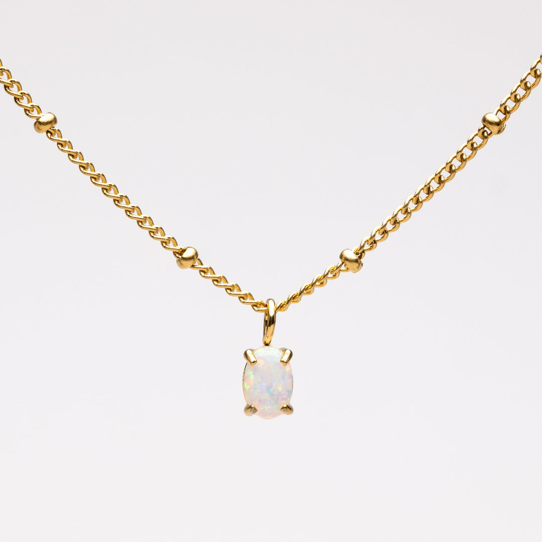 Goldene Damenhalskette mit echtem Opal-Anhänger, wasserfest & hypoallergen, für stilvolle Frauen.