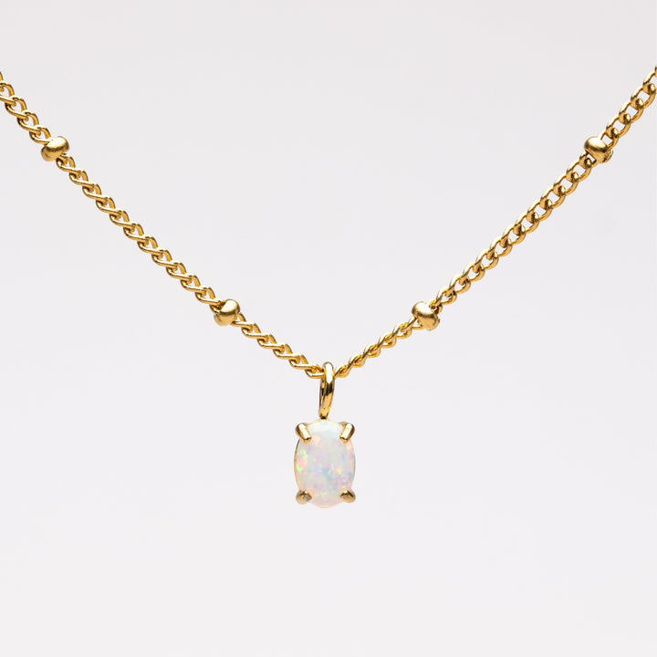 Goldene Damenhalskette mit echtem Opal-Anhänger, wasserfest & hypoallergen, für stilvolle Frauen.