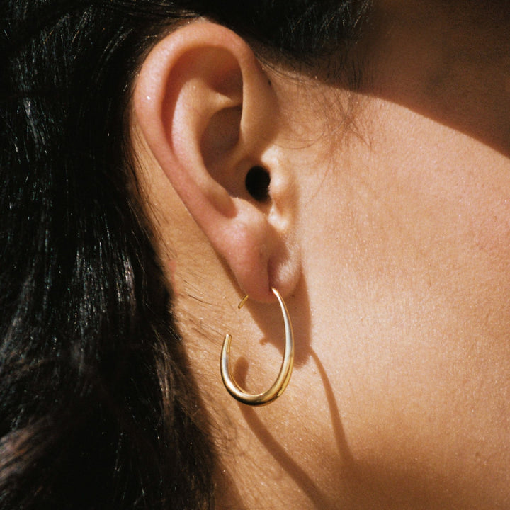 Elegante Damen ovale Creolen aus wasserdichtem Gold-Edelstahl, hypoallergen. Perfekte minimalistische Ohrringe für Alltag.