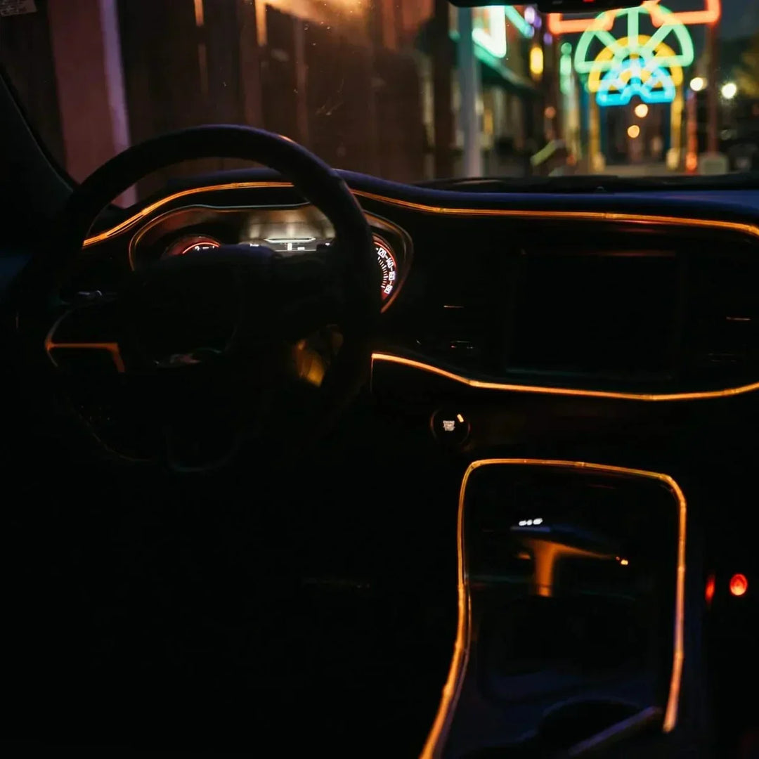 Set aus RGB LED Streifen für Auto-Innenbeleuchtung. Anpassbare Farbe für einzigartiges Ambiente.