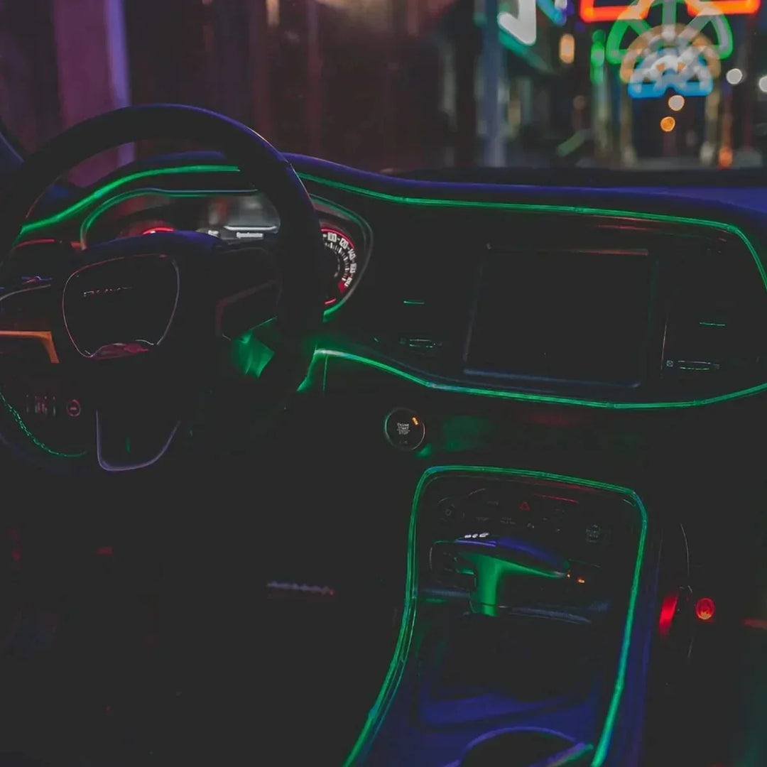 Bunte RGB Auto-Innenbeleuchtung. Flexible LED Streifen schaffen ein modernes Stimmungslicht im Fahrzeug.