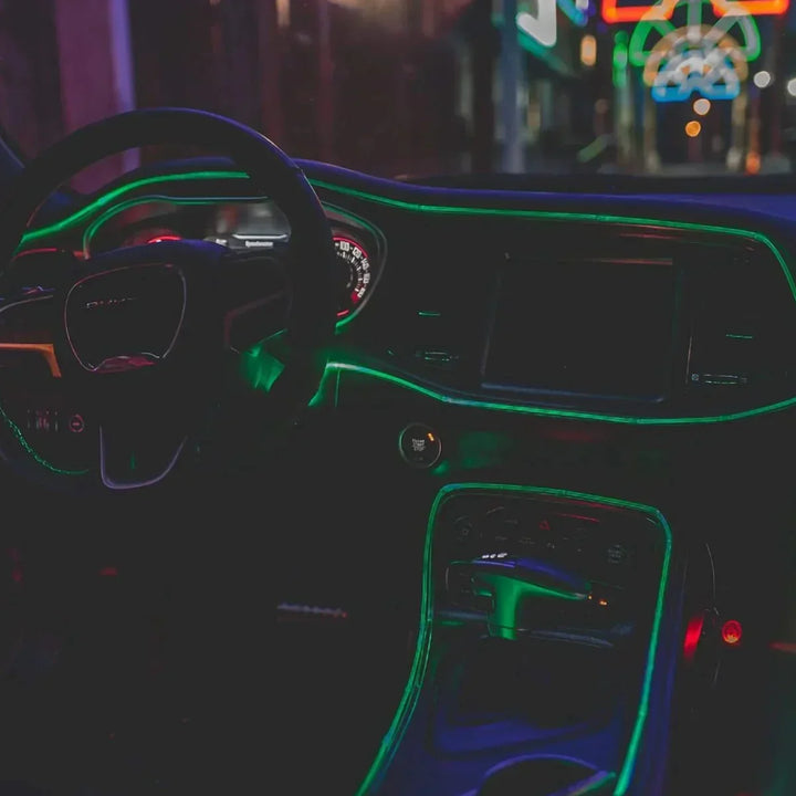 Bunte RGB Auto-Innenbeleuchtung. Flexible LED Streifen schaffen ein modernes Stimmungslicht im Fahrzeug.