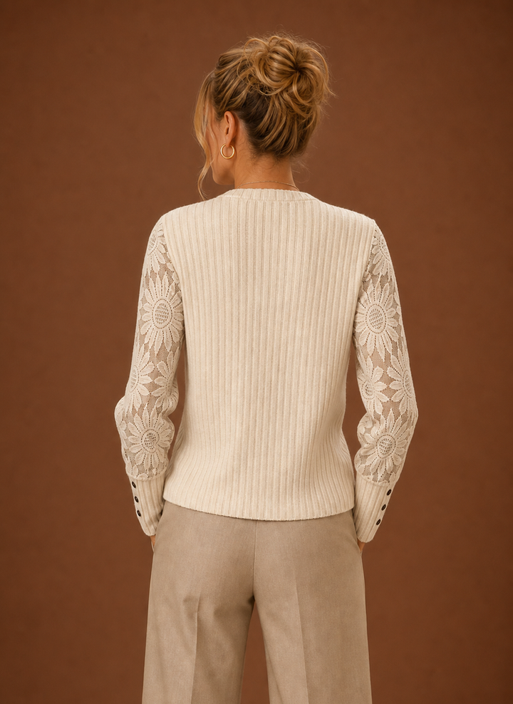Modischer Damen Pullover aus Rippstrick mit eleganten Spitzenärmeln. Perfekt für Herbst, Winter & festliche Anlässe.