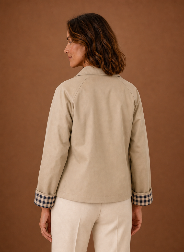 Nahaufnahme der Knopfleiste einer beigen, leichten Damen Übergangsjacke. Modisch und bequem für Frühling.